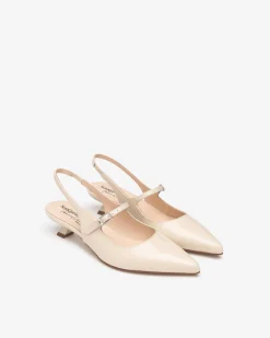 Chanel a Punta in Vernice Latte Tacco Rocchetto