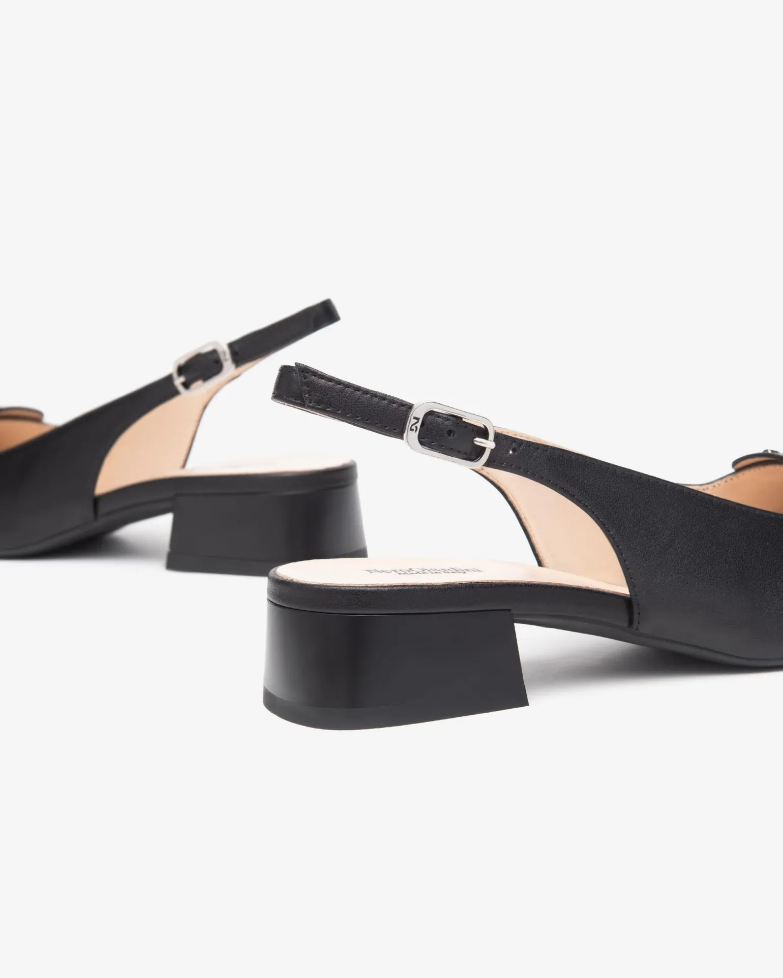 Chanel Tacco Basso in Pelle Nera con Fibbia