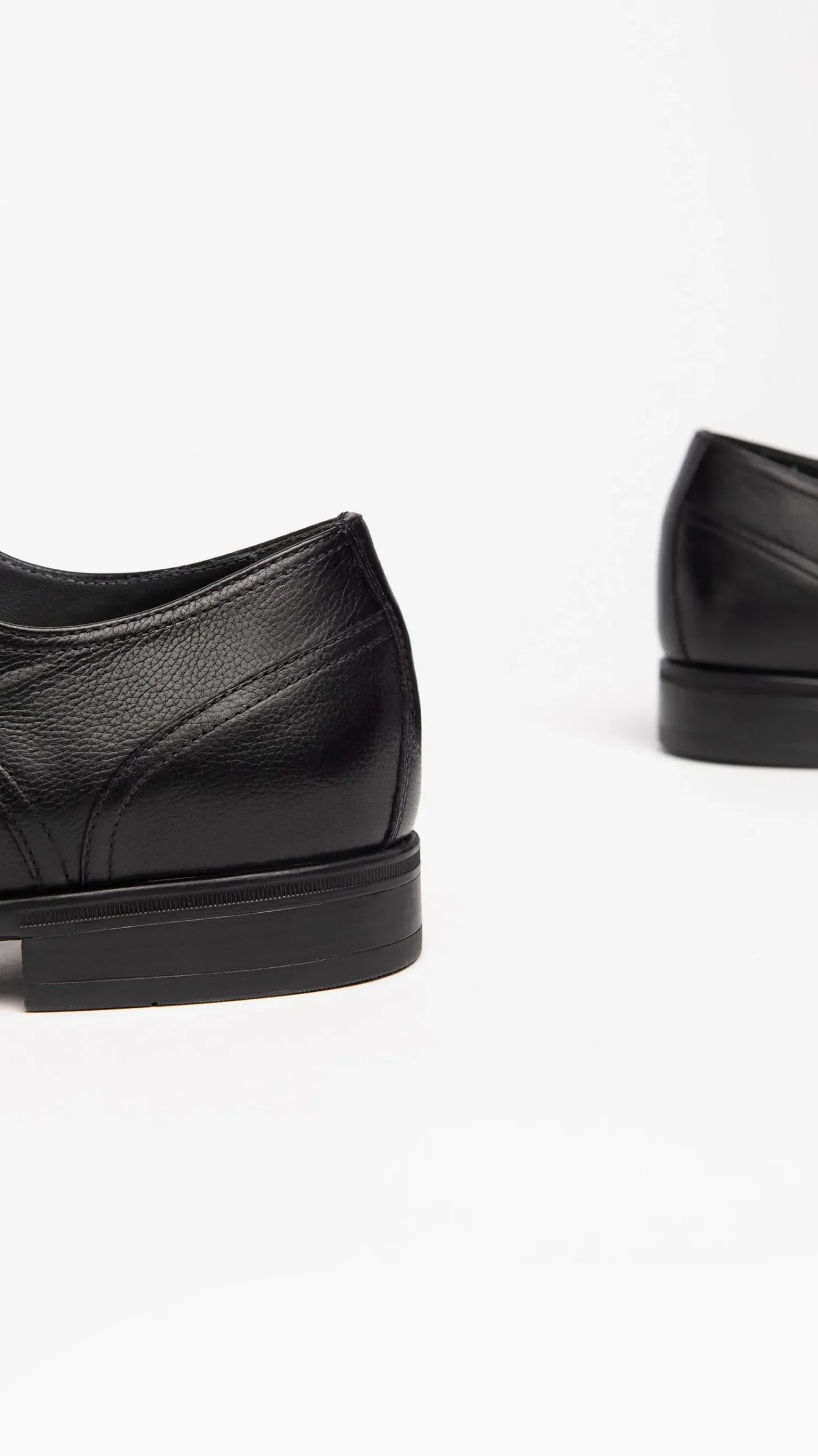 Stringata Uomo in Pelle Nera Derby